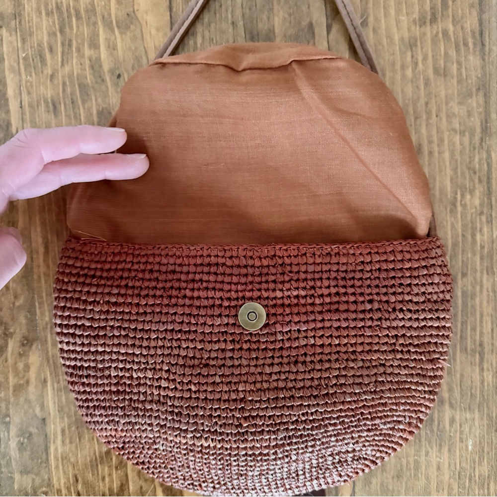 Elegant Tan Woven Crossbody Bag - Picture 5 of 6
